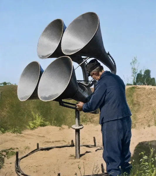 Postes d'observation équipés d'appareils de mesure de distance et de vitesse.