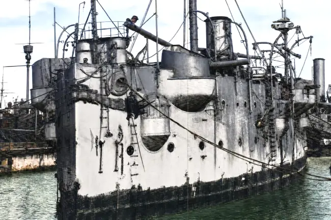 Le cuirassé HMS Hero