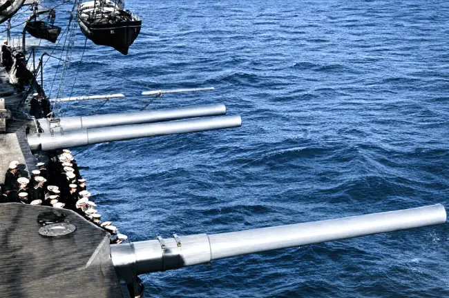 Exercice de tir réel pour les pièces d'artillerie du HMS Lord Nelson