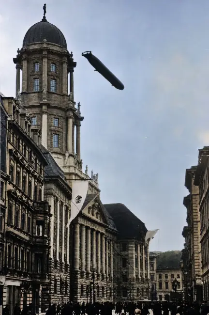 L’ombre du Zeppelin sur l'Europe de 1914 Un Zeppelin survolant le ciel de Berlin